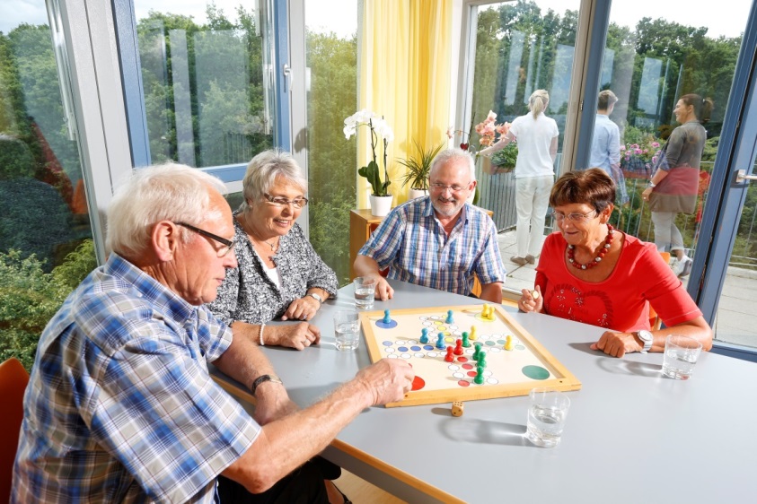 Senioren spielen Brettspiel
