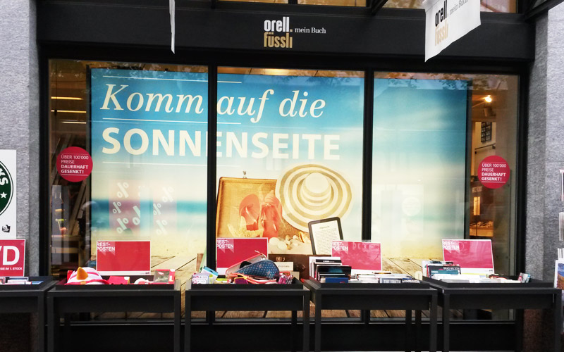 Plakat im Schaufenster Sommerkampagne Thalia.ch